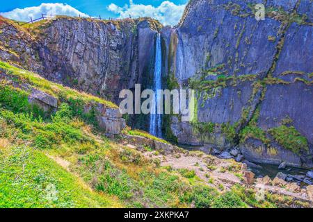 Der dramatische Wasserfall in Speke's Mill Mouth am SW Coast Path in der Nähe von Hartland Quay, Devon, England, Großbritannien Stockfoto