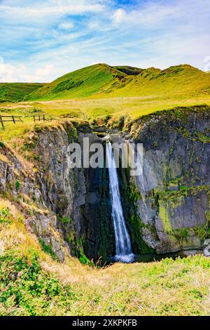 Der dramatische Wasserfall in Speke's Mill Mouth am SW Coast Path in der Nähe von Hartland Quay, Devon, England, Großbritannien Stockfoto