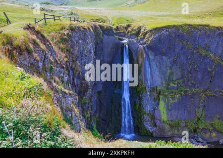 Der dramatische Wasserfall in Speke's Mill Mouth am SW Coast Path in der Nähe von Hartland Quay, Devon, England, Großbritannien Stockfoto