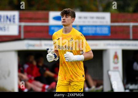 Briton Ferry, Wales. 23. Juli 2024. Torhüter Sam Seager von Swansea City vor dem Freundschaftsspiel zwischen Briton Ferry Llansawel und Swansea City unter 18 Jahren in der Old Road in Briton Ferry, Wales, Großbritannien am 23. Juli 2024. Quelle: Duncan Thomas/Majestic Media. Stockfoto