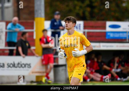 Briton Ferry, Wales. 23. Juli 2024. Torhüter Sam Seager von Swansea City vor dem Freundschaftsspiel zwischen Briton Ferry Llansawel und Swansea City unter 18 Jahren in der Old Road in Briton Ferry, Wales, Großbritannien am 23. Juli 2024. Quelle: Duncan Thomas/Majestic Media. Stockfoto