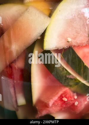 Nahaufnahme erfrischender eingelegter Wassermelonenscheiben im Glas mit Blasen Stockfoto