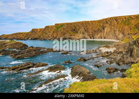 Die dramatischen, gefalteten Gesteinsschichten aus Lehmsteinen und Sandsteinen am Hartland Quay auf dem SW Coast Footpath in Devon, England, Großbritannien Stockfoto
