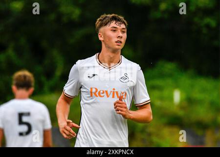 Briton Ferry, Wales. 23. Juli 2024. Kiel Higginson aus Swansea City während des Freundschaftsspiels zwischen Briton Ferry Llansawel und Swansea City unter 18 Jahren in der Old Road in Briton Ferry, Wales, Großbritannien am 23. Juli 2024. Quelle: Duncan Thomas/Majestic Media. Stockfoto