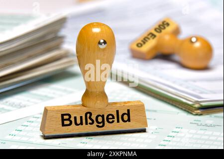 Bußgeld ein Holzstempel ist beschriftet mit dem Aufdruck: Bußgeld *** Fine Ein Holzstempel ist mit dem Aufdruck Bußgeld Fine beschriftet Stockfoto