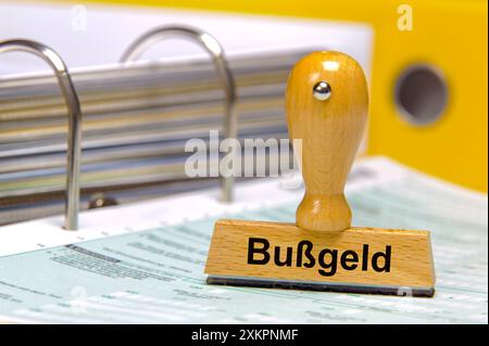 Bußgeld ein Holzstempel ist beschriftet mit dem Aufdruck: Bußgeld *** Fine Ein Holzstempel ist mit dem Aufdruck Bußgeld Fine beschriftet Stockfoto