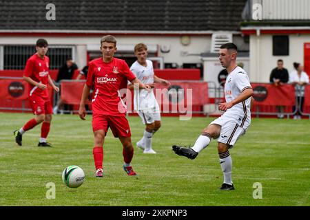 Briton Ferry, Wales. 23. Juli 2024. Josh Pescatore aus Swansea City im Spiel während des Freundschaftsspiels zwischen Briton Ferry Llansawel und Swansea City unter 18 Jahren in der Old Road in Briton Ferry, Wales, Großbritannien am 23. Juli 2024. Quelle: Duncan Thomas/Majestic Media. Stockfoto