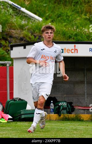 Briton Ferry, Wales. 23. Juli 2024. Callum Deacon of Swansea City während des Freundschaftsspiels zwischen Briton Ferry Llansawel und Swansea City unter 18 Jahren in der Old Road in Briton Ferry, Wales, Großbritannien am 23. Juli 2024. Quelle: Duncan Thomas/Majestic Media. Stockfoto