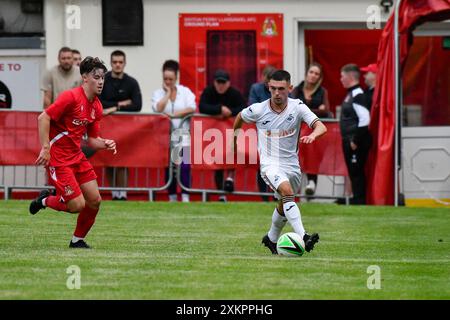 Briton Ferry, Wales. 23. Juli 2024. Josh Pescatore aus Swansea City am 23. Juli 2024 beim Freundschaftsspiel zwischen Briton Ferry Llansawel und Swansea City unter 18 Jahren in der Old Road in Briton Ferry, Wales, Großbritannien. Quelle: Duncan Thomas/Majestic Media. Stockfoto