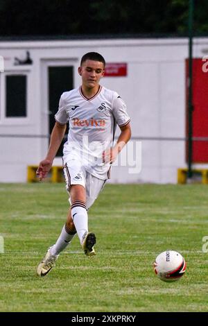 Briton Ferry, Wales. 23. Juli 2024. Milo Robinson aus Swansea City während des Freundschaftsspiels zwischen Briton Ferry Llansawel und Swansea City unter 18 Jahren in der Old Road in Briton Ferry, Wales, Großbritannien am 23. Juli 2024. Quelle: Duncan Thomas/Majestic Media. Stockfoto