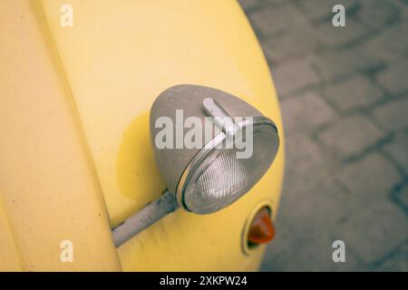 Antwerpen, Belgien, 21. Juli 2024: Nahaufnahme des Scheinwerfers des Oldtimers Citroen 2CV Stockfoto