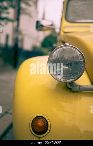 Antwerpen, Belgien, 21. Juli 2024: Nahaufnahme des Scheinwerfers des Oldtimers Citroen 2CV Stockfoto