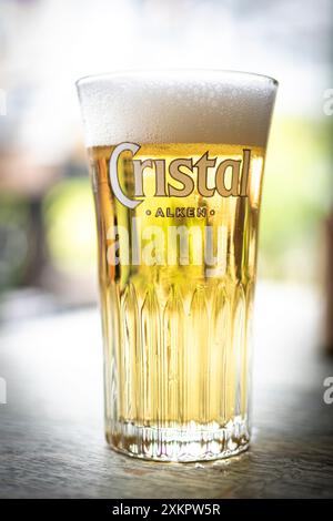 Antwerpen, Belgien, 21. Juli 2024, Illustrative Editorial: Closeup von Cristal Alken Glas Bier Stockfoto