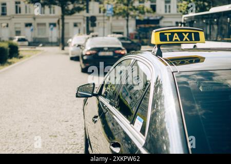 Antwerpen, Belgien, 21. Juli 2024: Nahaufnahme und Rückansicht des Taxis in der Schlange, die auf die Abholung durch die Straßen Antwerpens wartet Stockfoto