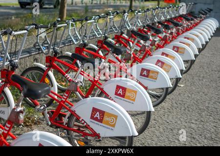 Antwerpen, Belgien, 21. Juli 2024: Blick auf Antwerpen Velo gemeinsam genutzte Citybikes Stockfoto