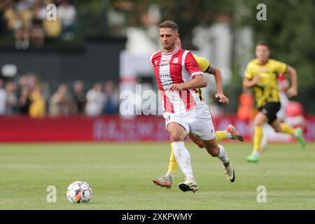 Krakau, Polen. Juli 2024. Maciej Gorski von Resovia Rzeszow wurde während des Fußballspiels der polnischen Betclic 2 League 2024/2025 zwischen Wieczysta Krakau und Resovia Rzeszow im Wieczysta Stadion beobachtet. Endergebnis: Wieczysta Krakau 0:1 Resovia Rzeszow. Quelle: SOPA Images Limited/Alamy Live News Stockfoto