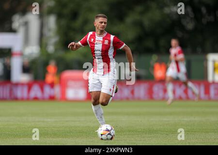 Krakau, Polen. Juli 2024. Maciej Gorski von Resovia Rzeszow wurde während des Fußballspiels der polnischen Betclic 2 League 2024/2025 zwischen Wieczysta Krakau und Resovia Rzeszow im Wieczysta Stadion beobachtet. Endergebnis: Wieczysta Krakau 0:1 Resovia Rzeszow. Quelle: SOPA Images Limited/Alamy Live News Stockfoto