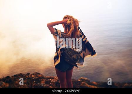 Frau, Wandern und entspannen auf nebeligen Bergen mit Reisen, Abenteuer und Mockup bei Sonnenaufgang. Zurück, Sightseeing und Landschaft mit Natur Stockfoto