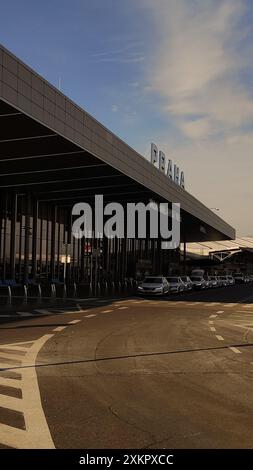 Prag, Tschechische republik - 18. März 2023: Terminal mit Autos in der Nähe Stockfoto