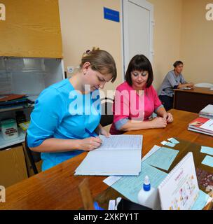 Schwestern sitzen am Tisch in einer Krankenstation und arbeiten, kommunales Krankenhaus. April 2021. Kiew, Ukraine Stockfoto