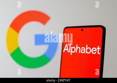 Paraguay. Juli 2024. In dieser Fotoabbildung wird das Logo von Alphabet Inc. Auf einem Smartphone-Bildschirm und das Google-Logo im Hintergrund angezeigt. Quelle: SOPA Images Limited/Alamy Live News Stockfoto