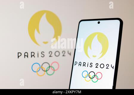 Paraguay. Juli 2024. In dieser Fotoabbildung wird das Logo der Olympischen Sommerspiele 2024 (Olympische Spiele 2024 in Paris) auf einem Smartphone-Bildschirm angezeigt. (Foto von Jaque Silva/SOPA Images/SIPA USA) *** ausschließlich für redaktionelle Nachrichten *** Credit: SIPA USA/Alamy Live News Stockfoto