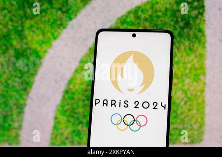 Paraguay. Juli 2024. In dieser Fotoabbildung wird das Logo der Olympischen Sommerspiele 2024 (Olympische Spiele 2024 in Paris) auf einem Smartphone-Bildschirm angezeigt. (Foto von Jaque Silva/SOPA Images/SIPA USA) *** ausschließlich für redaktionelle Nachrichten *** Credit: SIPA USA/Alamy Live News Stockfoto