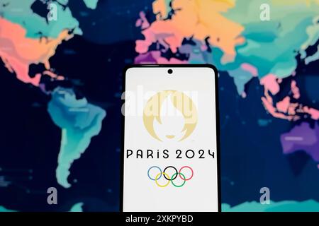 Paraguay. Juli 2024. In dieser Fotoabbildung wird das Logo der Olympischen Sommerspiele 2024 (Olympische Spiele 2024 in Paris) auf einem Smartphone-Bildschirm angezeigt. Quelle: SOPA Images Limited/Alamy Live News Stockfoto