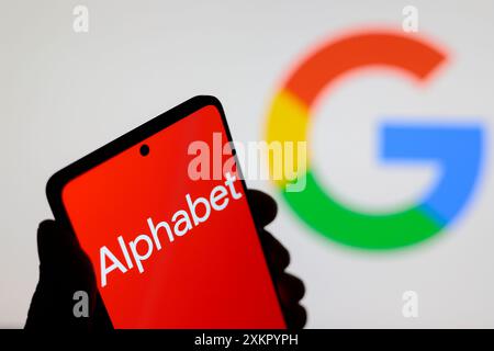 Paraguay. Juli 2024. In dieser Fotoabbildung wird das Logo von Alphabet Inc. Auf einem Smartphone-Bildschirm und das Google-Logo im Hintergrund angezeigt. (Foto von Jaque Silva/SOPA Images/SIPA USA) *** ausschließlich für redaktionelle Nachrichten *** Credit: SIPA USA/Alamy Live News Stockfoto