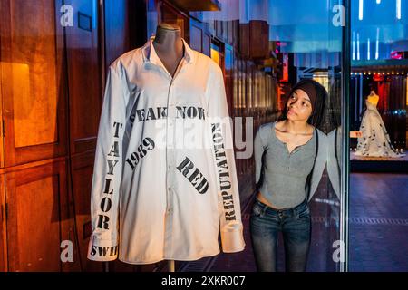 London, Großbritannien. Juli 2024. Shirt getragen von Taylor Swift bei den American Music Awards - Taylor Swift | Songbook Trail - ein kostenloser temporärer Trail in V&A South Kensington diesen Sommer. 13 Installationen feiern den kreativen Prozess und die Karriere des 14-fachen Grammy Award-Preisträgers Taylor Swift. Der Weg wurde von dem preisgekrönten Theaterdesigner Tom Piper und dem Architekten Alan Farlie entworfen. Es markiert den Erfolg von Swifts UK-Tour und feiert ihre Kreativität durch Kostüme, Songwriting und Musikvideos. Guy Bell/Alamy Live News Stockfoto