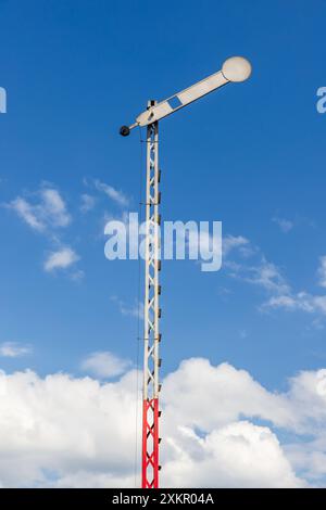 Ein altes Eisenbahnsemaphor-Signal steht unter blauem Himmel an einem sonnigen Tag Stockfoto