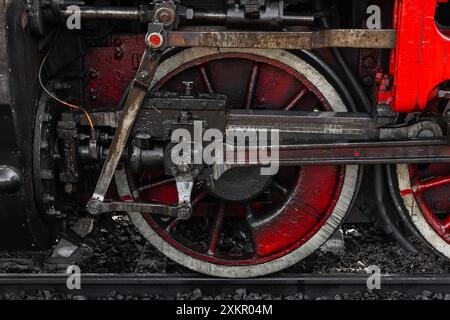 Rad- und Leistungsdetails einer alten Dampflokomotive, Nahaufnahme, Vorderansicht Stockfoto