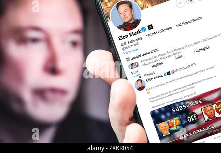 Ukraine. Poltava. Juli 2024. Elon Musks Profil auf einem Smartphone-Bildschirm. Neuer Tweet mit Text. . Im Hintergrund ist ein unscharfes Porträt von Elon zu sehen Stockfoto