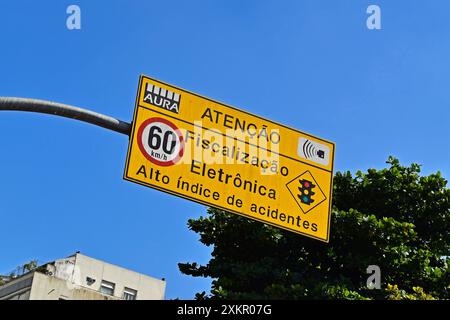 Geschwindigkeitsbegrenzung für Verkehrszeichen bei 60 km/h und Informationen auf portugiesisch: Achtung, elektronische Inspektion, hohe Unfallrate Stockfoto