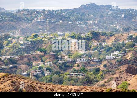 Häuser in einem Hanggebiet in Los Angeles an einem sonnigen Herbsttag Stockfoto