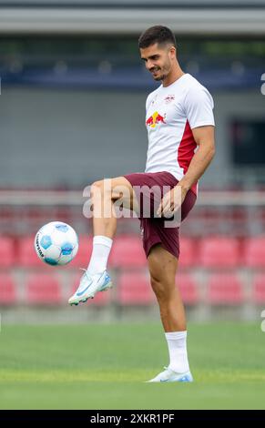 Leipzig, Deutschland. Juli 2024. Fußball: Bundesliga, RB Leipzig Training. André Silva trainiert auf dem Spielfeld. Quelle: Hendrik Schmidt/dpa/Alamy Live News Stockfoto