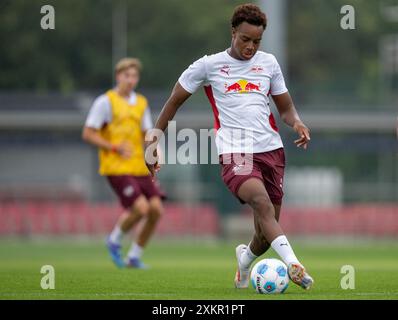 Leipzig, Deutschland. Juli 2024. Fußball: Bundesliga, RB Leipzig Training. Assan Ouédraogo trainiert auf dem Spielfeld. Quelle: Hendrik Schmidt/dpa/Alamy Live News Stockfoto