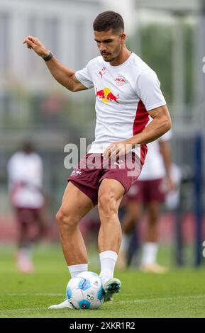 Leipzig, Deutschland. Juli 2024. Fußball: Bundesliga, RB Leipzig Training. André Silva trainiert auf dem Spielfeld. Quelle: Hendrik Schmidt/dpa/Alamy Live News Stockfoto