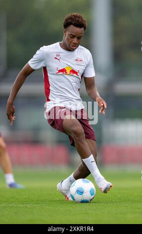 Leipzig, Deutschland. Juli 2024. Fußball: Bundesliga, RB Leipzig Training. Assan Ouédraogo trainiert auf dem Spielfeld. Quelle: Hendrik Schmidt/dpa/Alamy Live News Stockfoto