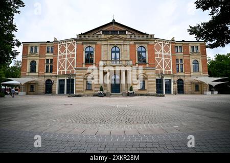 Das Festspielhaus Bayreuth am Grünen Hügel ist der Austragungsort der jährlichen Bayreuther Festspiele, wo Wagners Opern aufgeführt werden. Themenbild, Symbolbild Bayreuth, 24.07.2024 Bayern Deutschland *** das Festspielhaus Bayreuth auf dem Grünen Hügel ist Schauplatz des jährlichen Bayreuther Festivals, bei dem Wagneropern aufgeführt werden Themenbild, Symbolbild Bayreuth, 24 07 2024 Bayern Deutschland Copyright: XDwixAnoraganingrumx Stockfoto