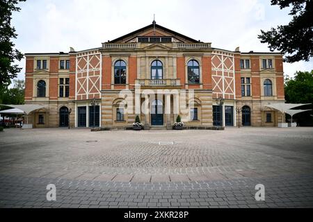 Das Festspielhaus Bayreuth am Grünen Hügel ist der Austragungsort der jährlichen Bayreuther Festspiele, wo Wagners Opern aufgeführt werden. Themenbild, Symbolbild Bayreuth, 24.07.2024 Bayern Deutschland *** das Festspielhaus Bayreuth auf dem Grünen Hügel ist Schauplatz des jährlichen Bayreuther Festivals, bei dem Wagneropern aufgeführt werden Themenbild, Symbolbild Bayreuth, 24 07 2024 Bayern Deutschland Copyright: XDwixAnoraganingrumx Stockfoto