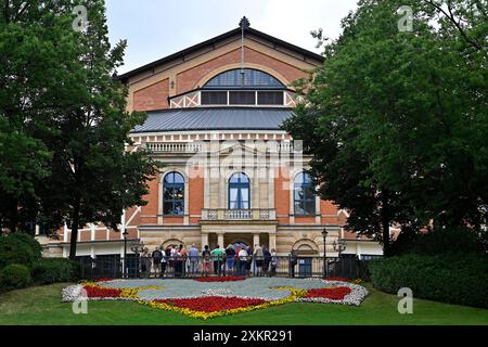 Das Festspielhaus Bayreuth am Grünen Hügel ist der Austragungsort der jährlichen Bayreuther Festspiele, wo Wagners Opern aufgeführt werden. Themenbild, Symbolbild Bayreuth, 24.07.2024 Bayern Deutschland *** das Festspielhaus Bayreuth auf dem Grünen Hügel ist Schauplatz des jährlichen Bayreuther Festivals, bei dem Wagneropern aufgeführt werden Themenbild, Symbolbild Bayreuth, 24 07 2024 Bayern Deutschland Copyright: XDwixAnoraganingrumx Stockfoto