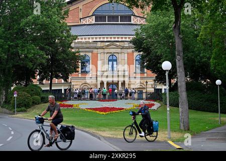 Das Festspielhaus Bayreuth am Grünen Hügel ist der Austragungsort der jährlichen Bayreuther Festspiele, wo Wagners Opern aufgeführt werden. Themenbild, Symbolbild Bayreuth, 24.07.2024 Bayern Deutschland *** das Festspielhaus Bayreuth auf dem Grünen Hügel ist Schauplatz des jährlichen Bayreuther Festivals, bei dem Wagneropern aufgeführt werden Themenbild, Symbolbild Bayreuth, 24 07 2024 Bayern Deutschland Copyright: XDwixAnoraganingrumx Stockfoto