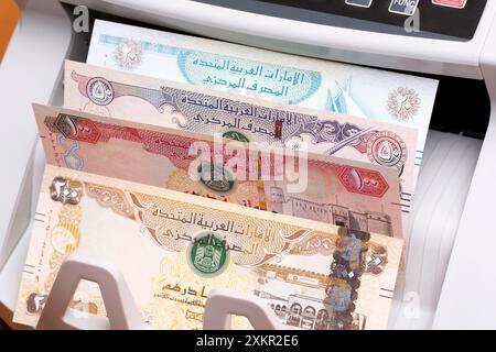 Geld der Vereinigten Arabischen Emirate - Dirham in der Zählmaschine Stockfoto