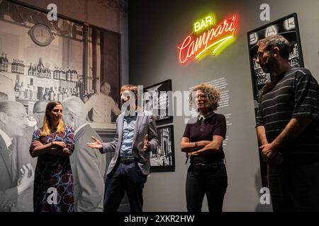 Anita Todesco, Carlo Spinelli, Ludovica Pellegatta e Giangavino Pazzola durante alcuni Momenti dell'Anteprima stampa della mostra fotografica “Bar stories on Camera” di Magnum e Archivio storico galleria Campari presso Camera - Centro italiano per la fotografia a a a a a Torino, Italia - Cronaca - Mercoledì 24 Luglio 2024 - (Foto Giacomo Longo/LaPresse) Anita Todesco, Carlo Spinelli, Ludovica Pellegatta und Giangavino Pazzola während der Pressevorschau der Fotoausstellung „Bar Stories on Camera“ von Magnum und des Historischen Archivs der Galerie Campari im Camera - Italian Centre Stockfoto