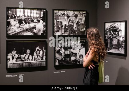 Alcuni Momenti dell'Anteprima stampa della mostra fotografica „Bar Stories on Camera“ di Magnum e Archivio storico galleria Campari presso Camera - Centro italiano per la fotografia a Turin, Italia - Cronaca - Mercoledì 24 Luglio 2024 - (Foto Giacomo Longo/LaPresse) einige Momente der Pressevorschau der Fotoausstellung „Bar Stories on Camera“ von Magnum und der Galerie Campari Historical Archive in Camera - Italienisches Zentrum für Fotografie in Turin, Italien - Nachrichten - Mittwoch, 24. Juli 2024 - (Foto Giacomo Longo/LaPresse) Stockfoto