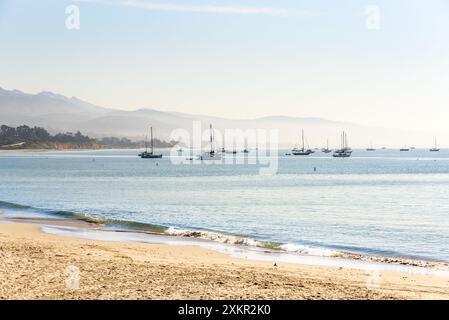 Segelboote ankern an einem nebeligen Herbstmorgen in Santa Barbara in einer Bucht vor einem Sandstrand Stockfoto