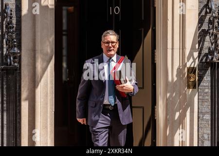 Downing Street, London, Großbritannien. Juli 2024. Der britische Premierminister Keir Starmer verlässt die Downing Street 10, um an seiner feierlichen Sitzung zum Thema Fragen des Premierministers (PMQ) im Unterhaus teilzunehmen, seit er Premierminister wurde. Quelle: Amanda Rose/Alamy Live News Stockfoto