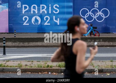 Pariz, Francuska. Juli 2024. Vorbereitungen für die Olympischen Sommerspiele in Paris am 24. Juli 2024. Die Olympischen Spiele 2024 finden vom 26. Juli bis 11. August 2024 in Paris statt. Nachdem Paris bereits 1900 und 1924 die Spiele ausgetragen hatte, wird es die zweite Stadt sein, in der die Olympischen Sommerspiele dreimal ausgetragen werden, an der Seite von London (1908, 1948 und 2012). Die Olympischen Spiele 2024 markieren auch das hundertjährige Jubiläum der Olympischen Spiele 1924. Insgesamt wird Frankreich zum sechsten Mal Gastgeber sein, einschließlich der Olympischen Sommerspiele und der Olympischen Winterspiele. Foto: Igor Kralj/PIXSELL Credit: Pixsell/Alamy Live News Stockfoto