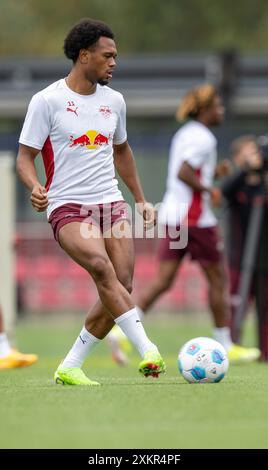 Leipzig, Deutschland. Juli 2024. Fußball: Bundesliga, RB Leipzig Training. Lois Openda trainiert auf dem Spielfeld. Quelle: Hendrik Schmidt/dpa/Alamy Live News Stockfoto